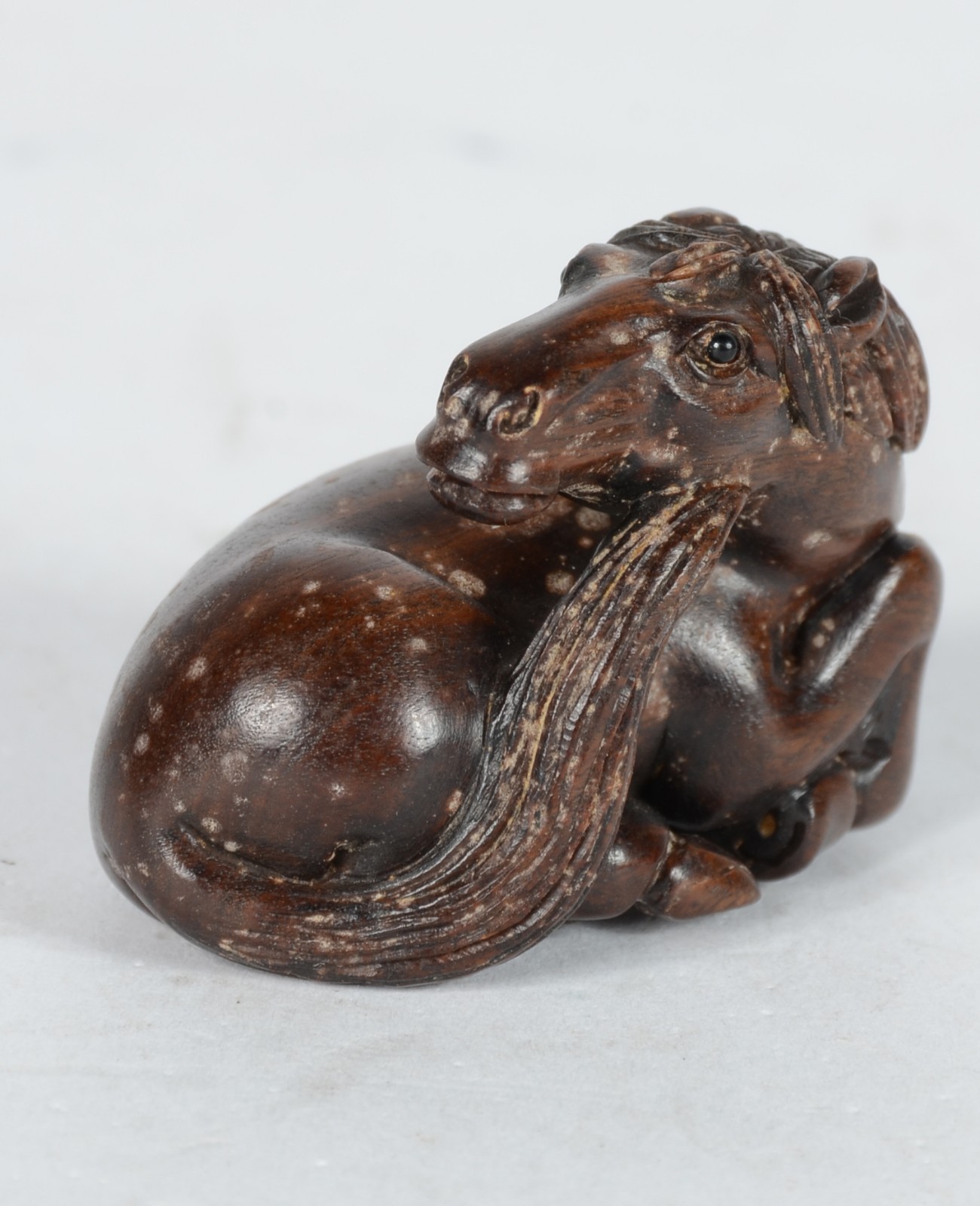 Netsuke de madeira representando cavalo. - foto 2 de 6
