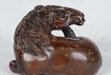 Netsuke de madeira representando cavalo. - Netsuke de madeira representando cavalo.