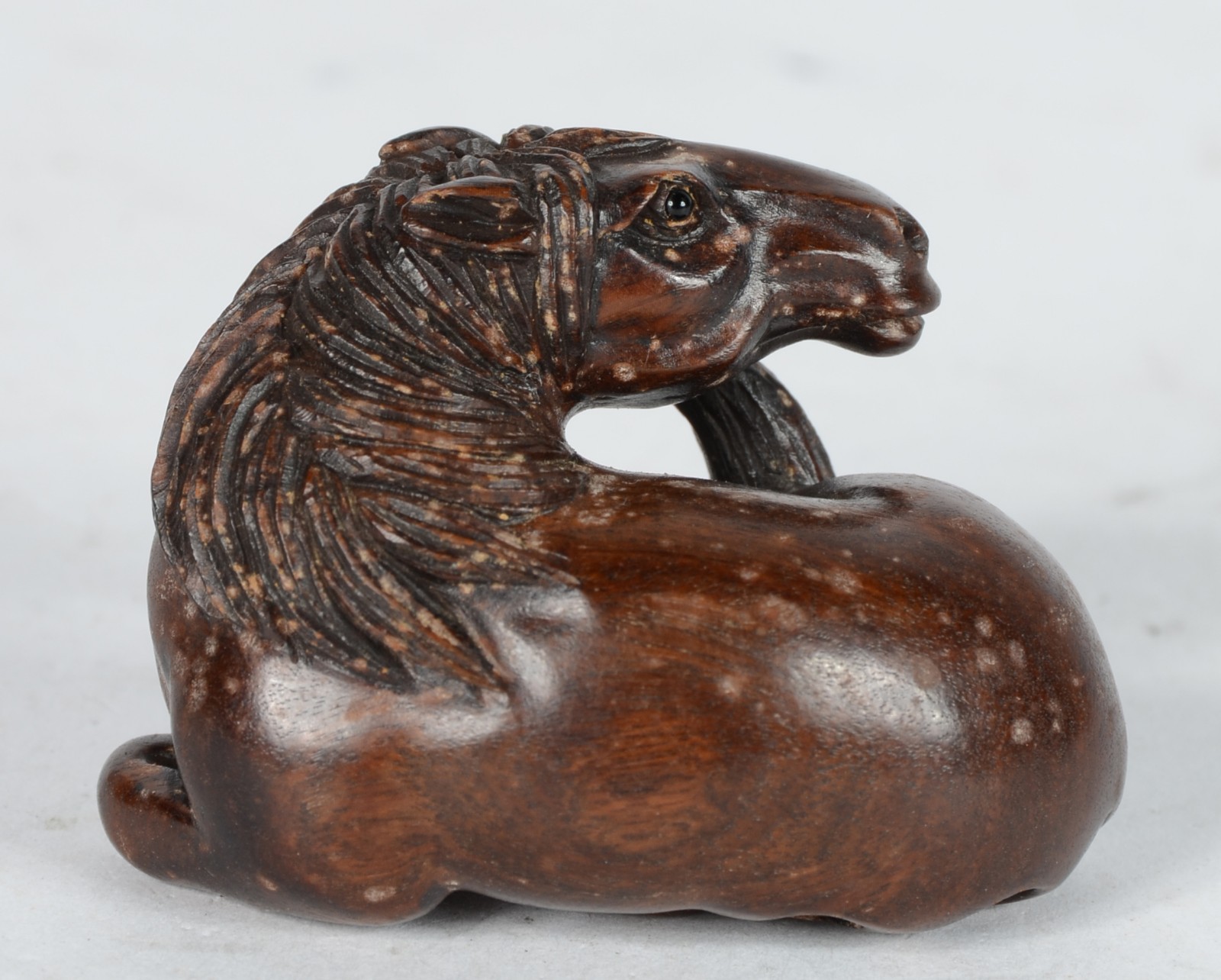 Netsuke de madeira representando cavalo. - foto 3 de 6
