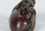 Netsuke de madeira representando cavalo. - Netsuke de madeira representando cavalo.