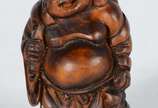 Netsuke de madeira representando buda com cesto. - Netsuke de madeira representando buda com cesto.
