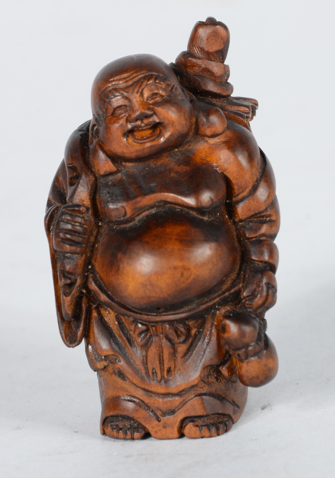 Netsuke de madeira representando buda com cesto. - foto 1 de 6