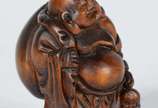 Netsuke de madeira representando buda com cesto. - Netsuke de madeira representando buda com cesto.