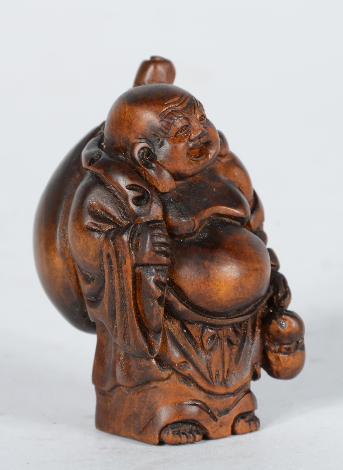 Netsuke de madeira representando buda com cesto. - foto 2 de 6