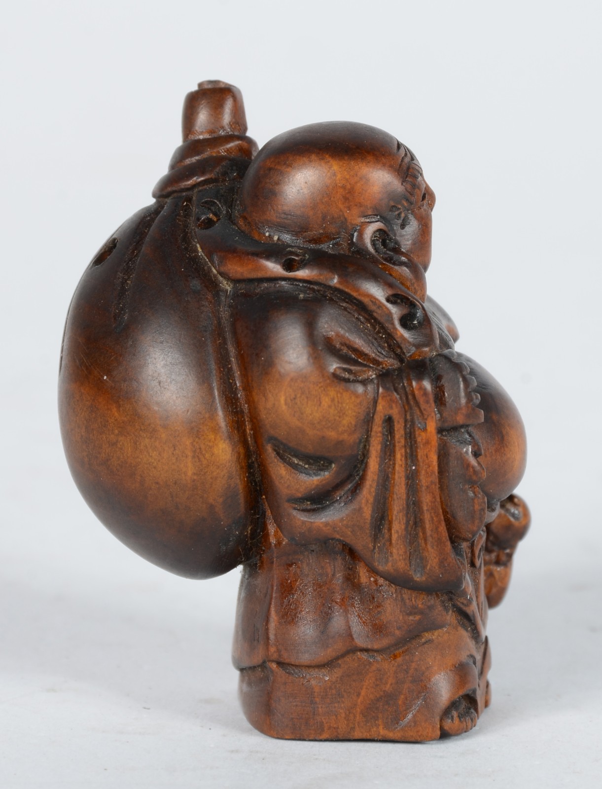 Netsuke de madeira representando buda com cesto. - foto 3 de 6