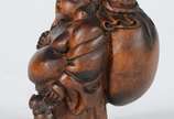 Netsuke de madeira representando buda com cesto. - Netsuke de madeira representando buda com cesto.