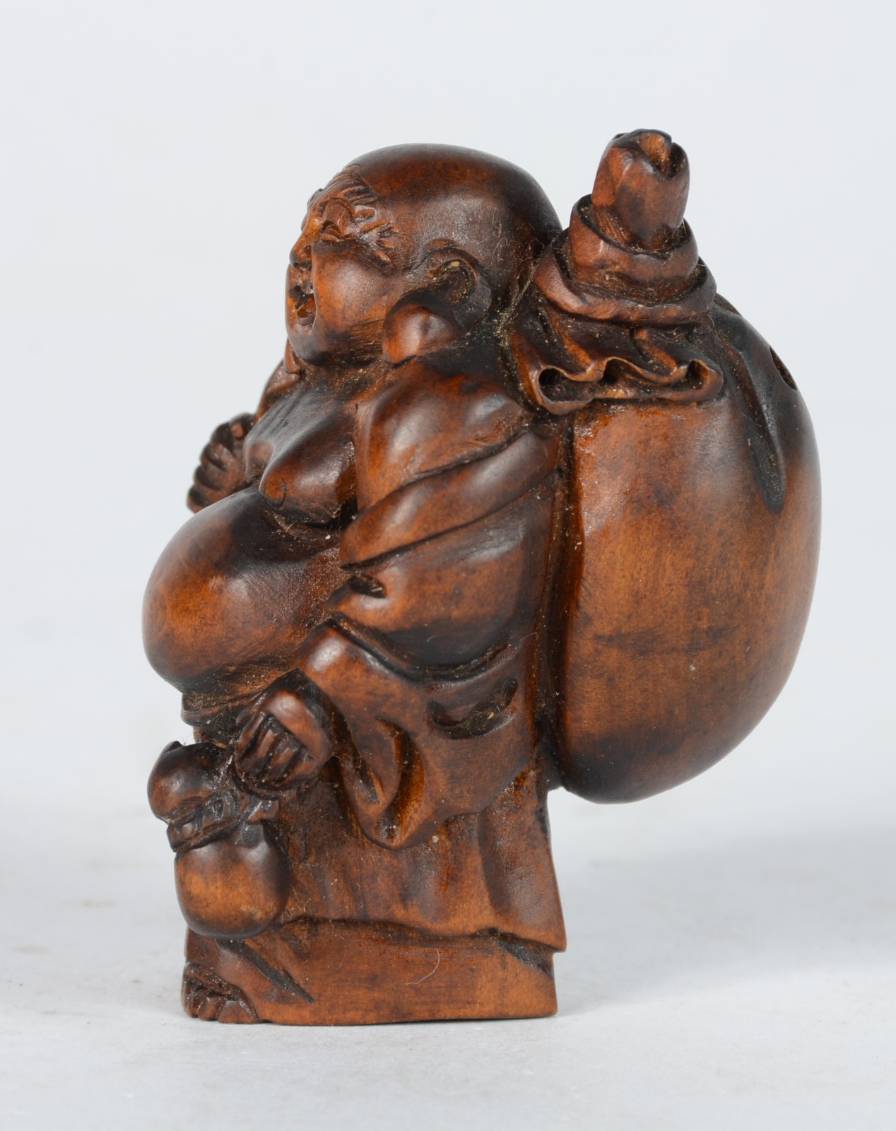 Netsuke de madeira representando buda com cesto. - foto 4 de 6