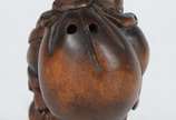 Netsuke de madeira representando buda com cesto. - Netsuke de madeira representando buda com cesto.