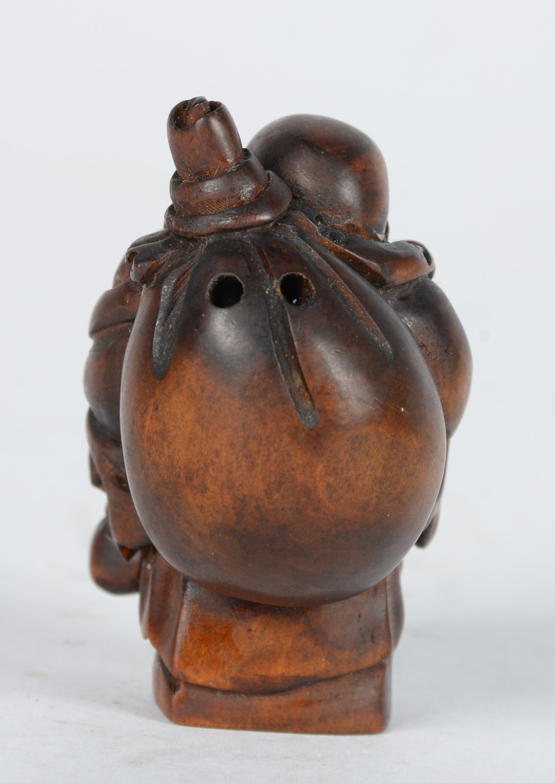 Netsuke de madeira representando buda com cesto. - foto 5 de 6