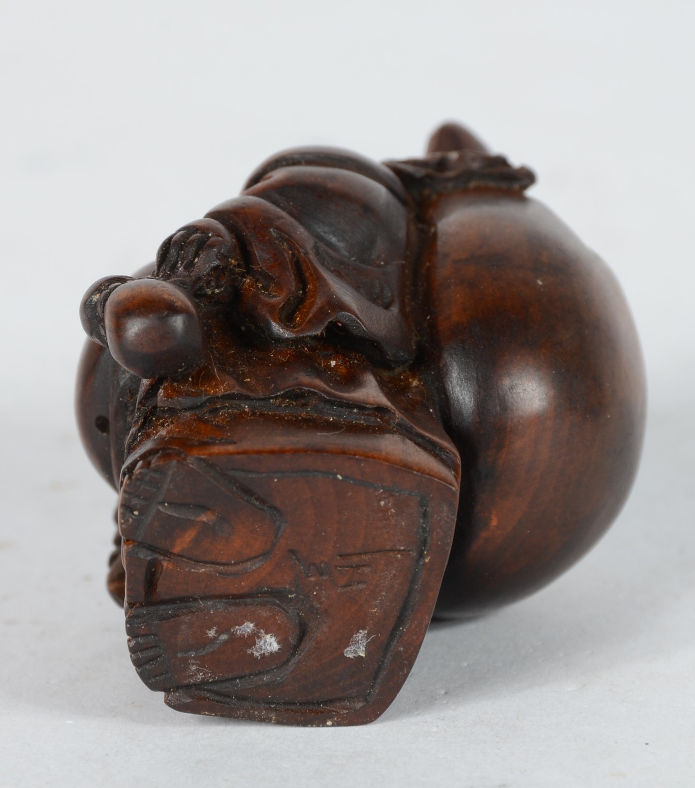 Netsuke de madeira representando buda com cesto. - foto 6 de 6