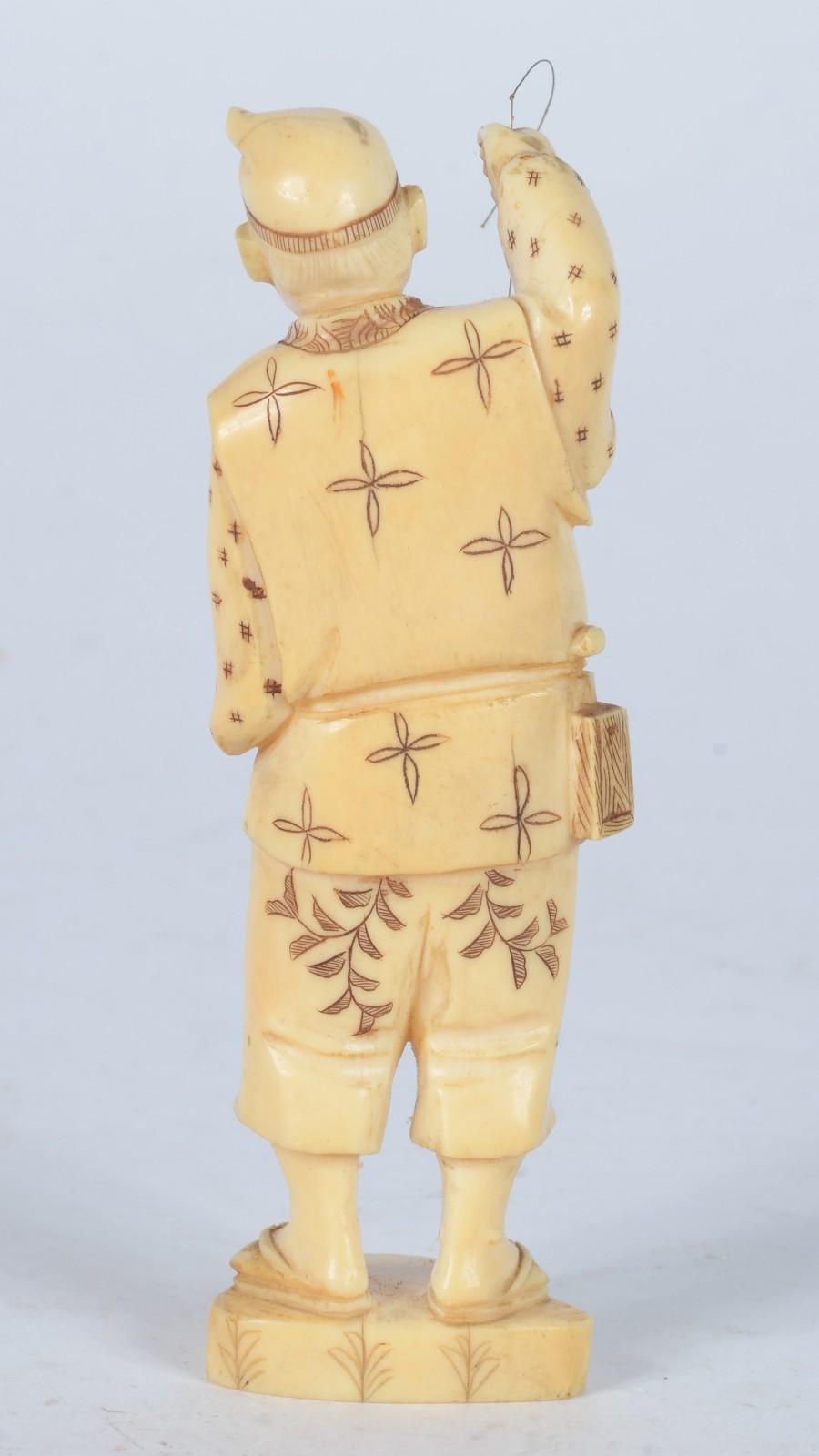 Escultura de marfim representando figura masculina com anzol e peixe. - foto 4 de 5