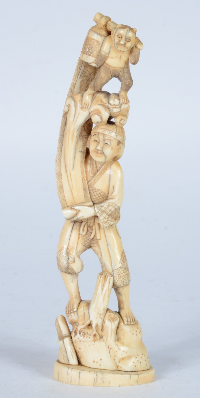 Escultura de marfim representando figura masculina segurando "homem". - foto 1 de 7