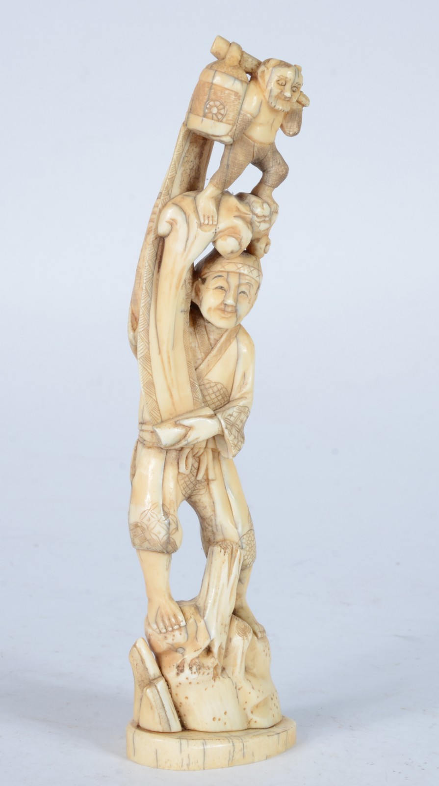 Escultura de marfim representando figura masculina segurando "homem". - foto 3 de 7