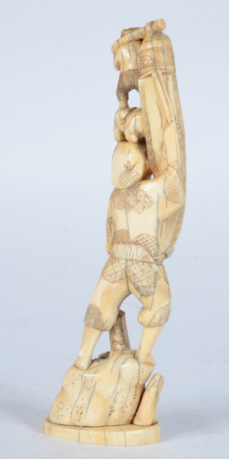 Escultura de marfim representando figura masculina segurando "homem". - foto 4 de 7