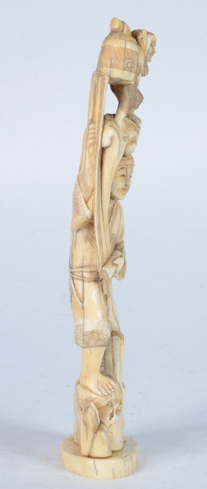 Escultura de marfim representando figura masculina segurando "homem". - foto 6 de 7