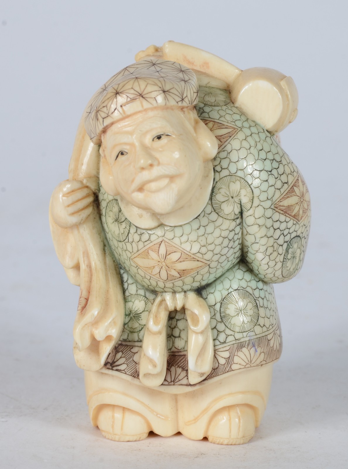 Okimono de marfim representando figura com saco. - foto 1 de 7