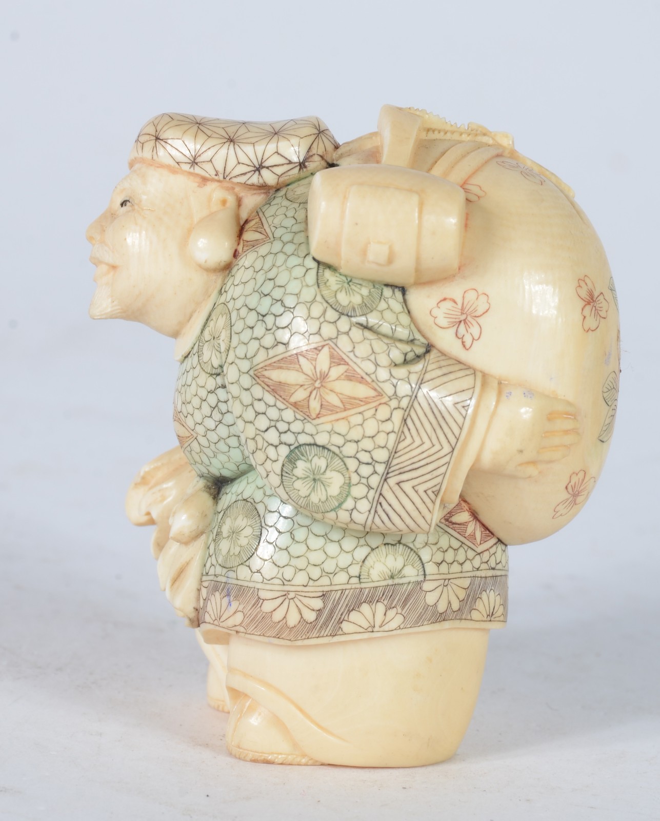 Okimono de marfim representando figura com saco. - foto 4 de 7