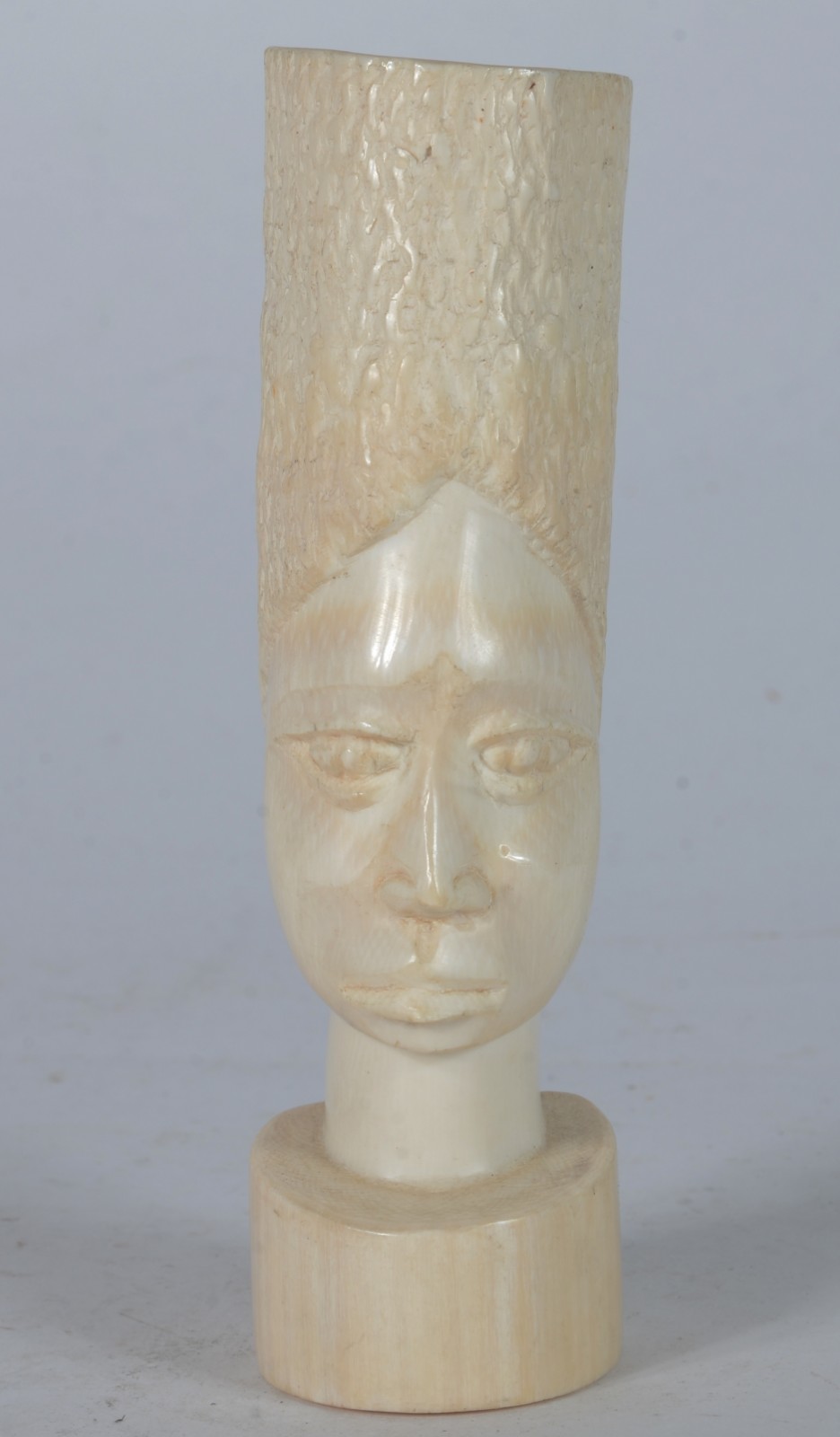 Escultura de Marfim representando figura masculina. - foto 1 de 6