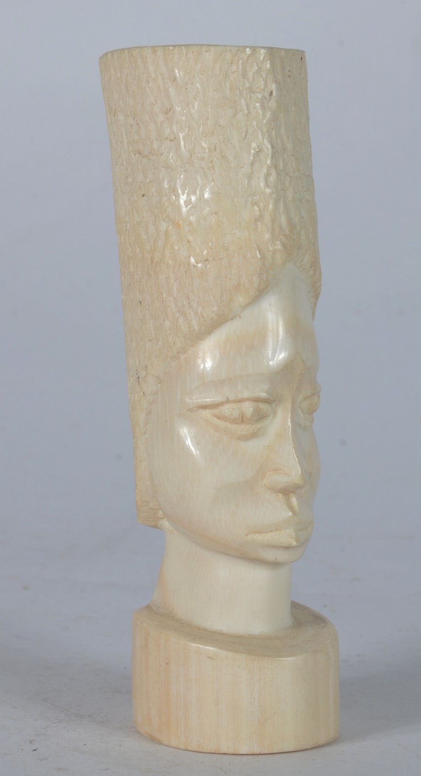 Escultura de Marfim representando figura masculina. - foto 2 de 6
