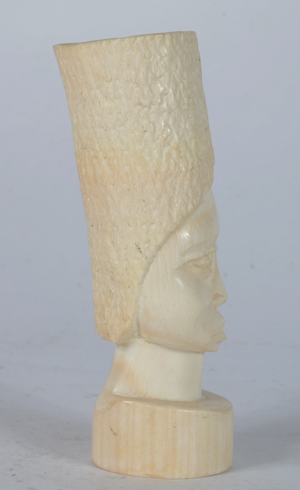Escultura de Marfim representando figura masculina. - foto 3 de 6