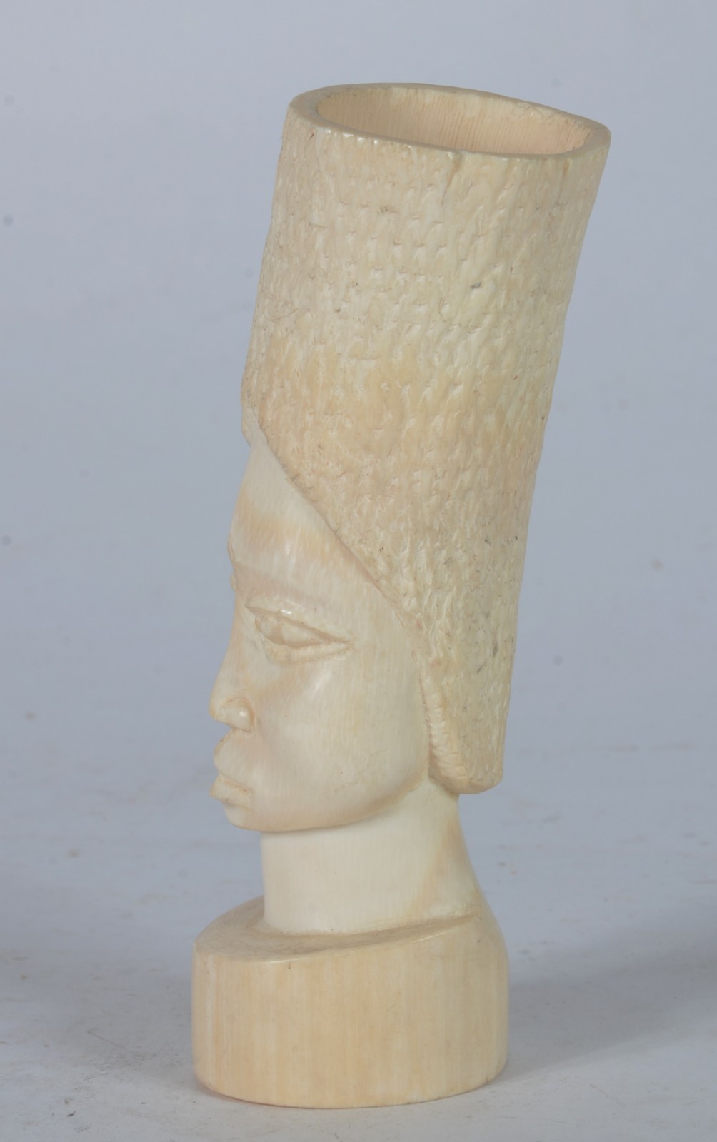 Escultura de Marfim representando figura masculina. - foto 4 de 6