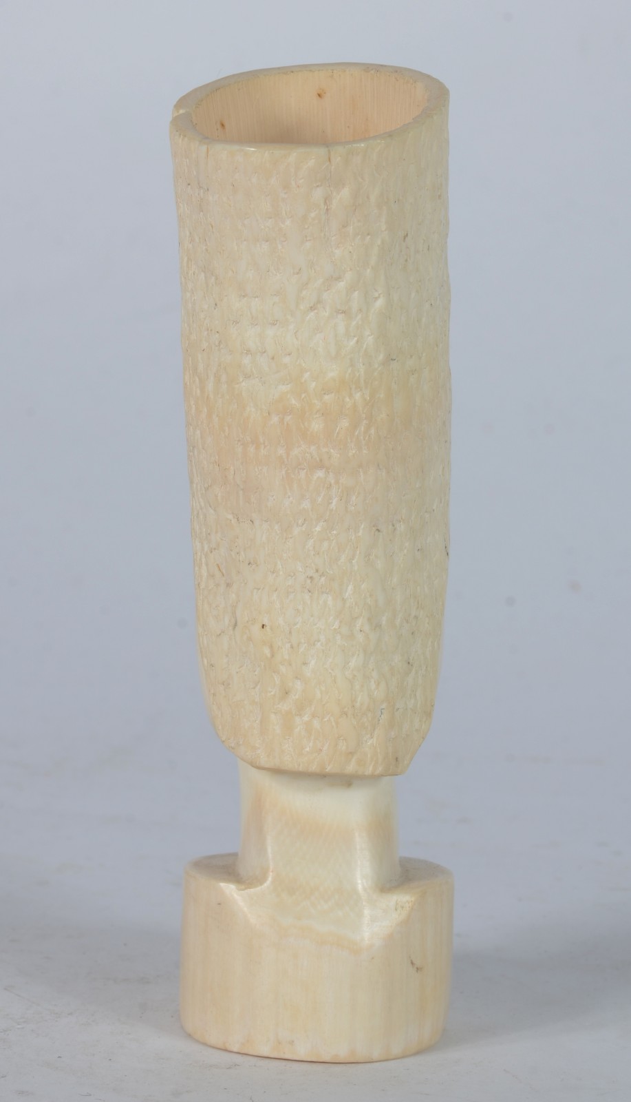 Escultura de Marfim representando figura masculina. - foto 5 de 6