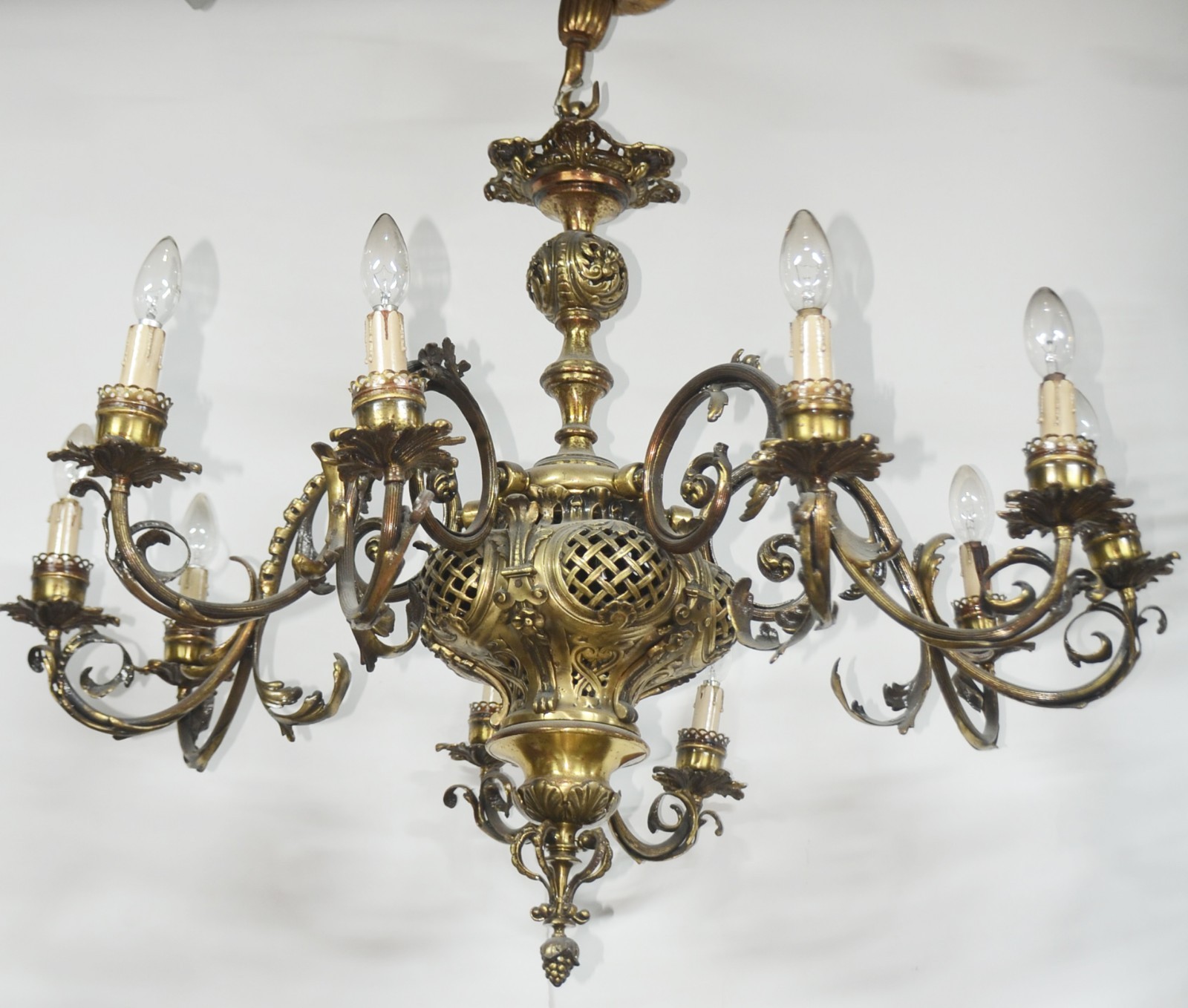 Imponente lustre de metal dourado e bronze, bojo vazado, para 10... - foto 2 de 4