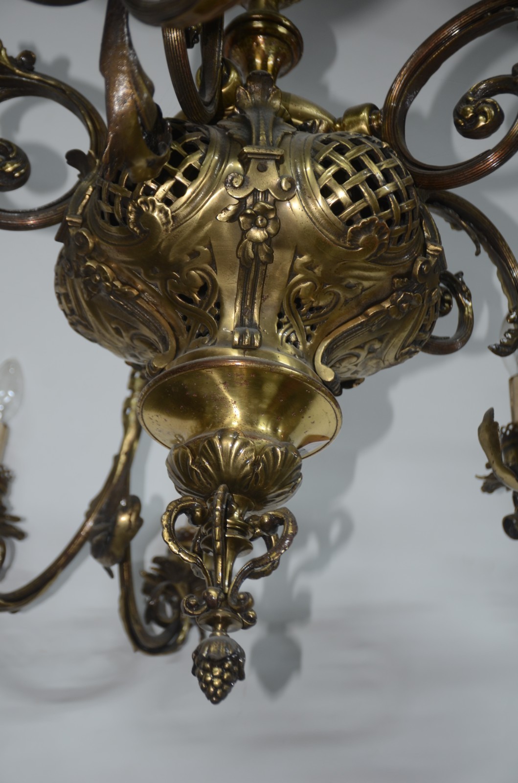 Imponente lustre de metal dourado e bronze, bojo vazado, para 10... - foto 3 de 4