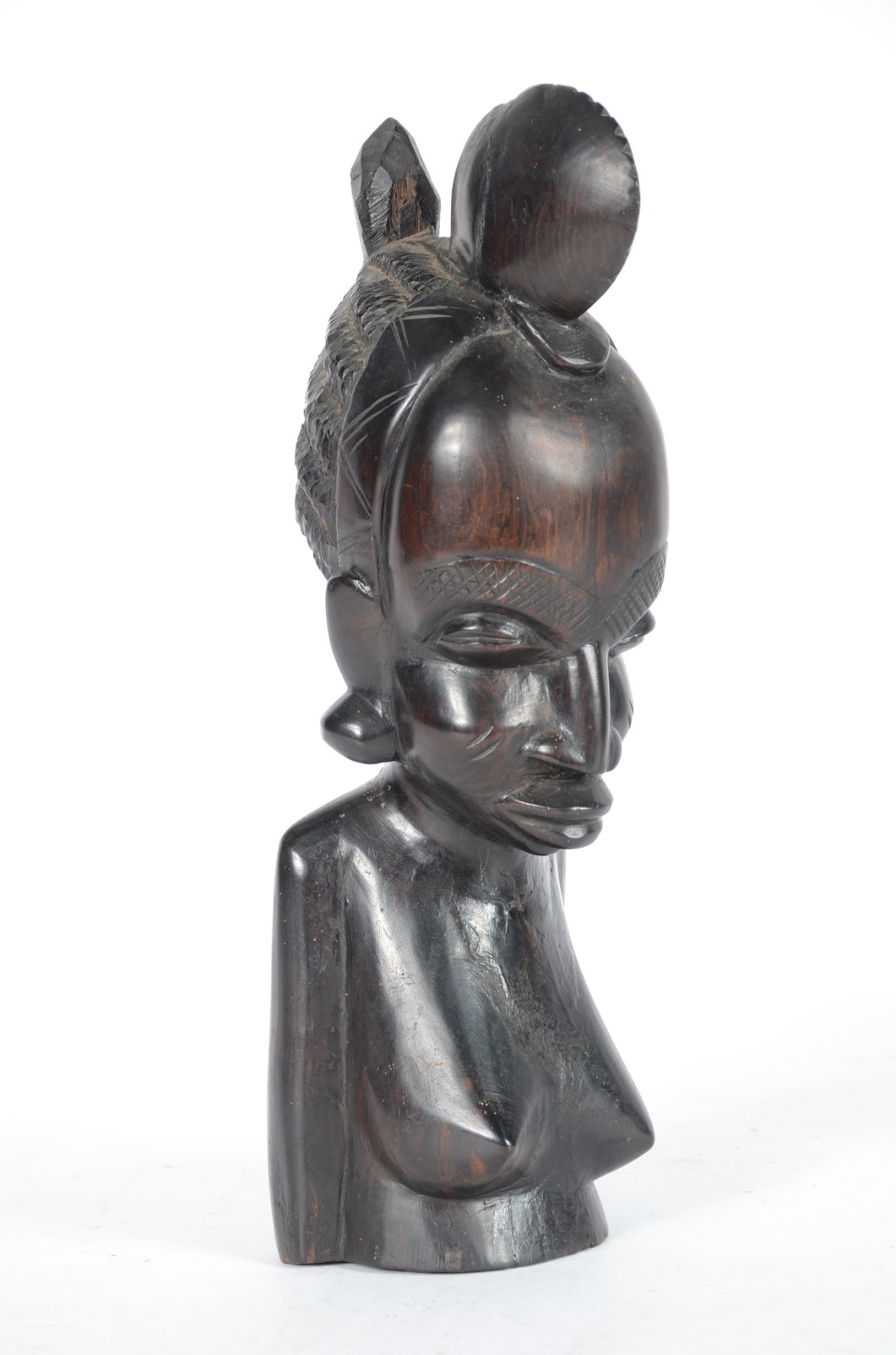 Escultura em ébano representando figura feminina africana. Restauro. - foto 2 de 7