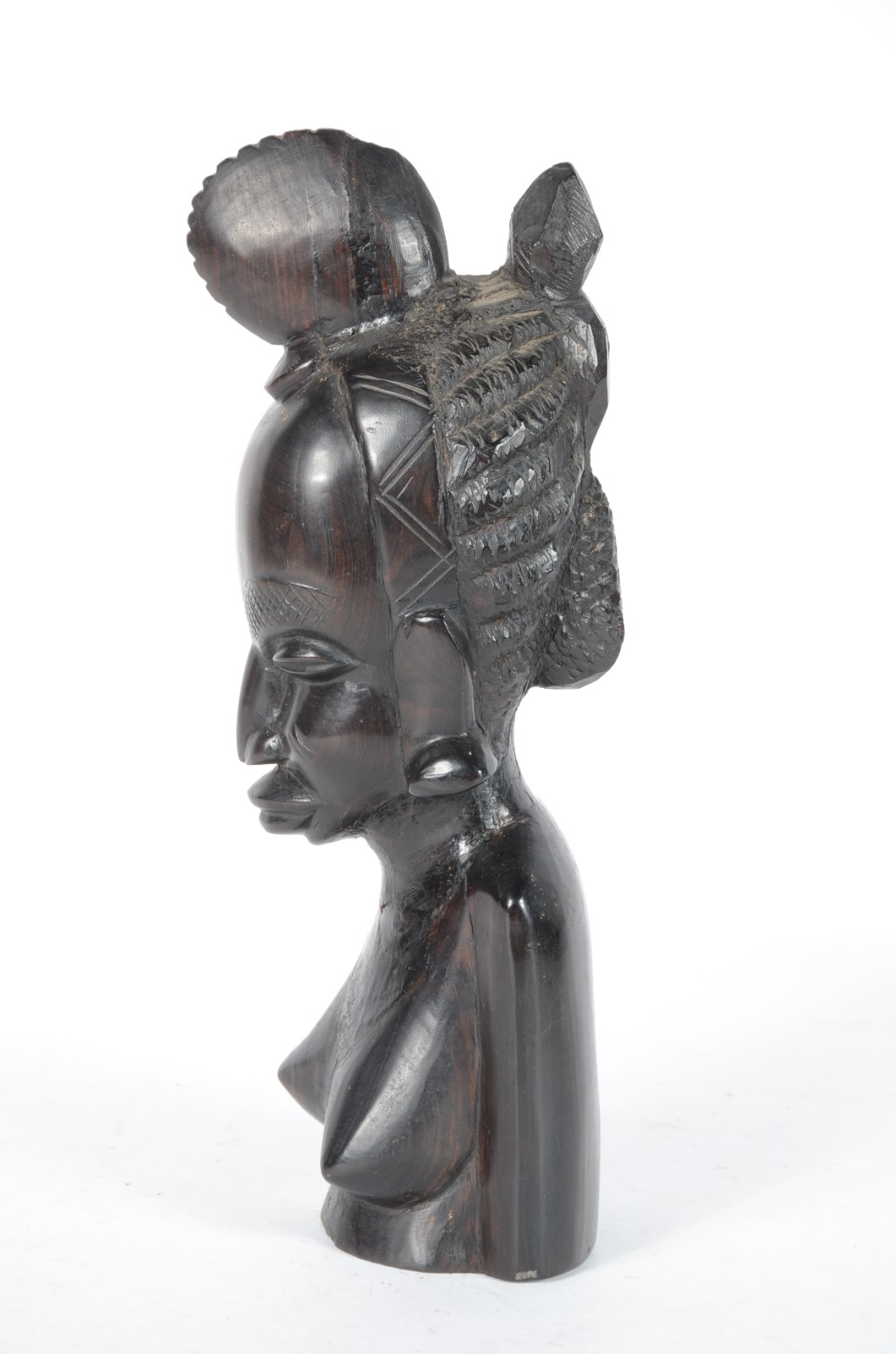 Escultura em ébano representando figura feminina africana. Restauro. - foto 3 de 7