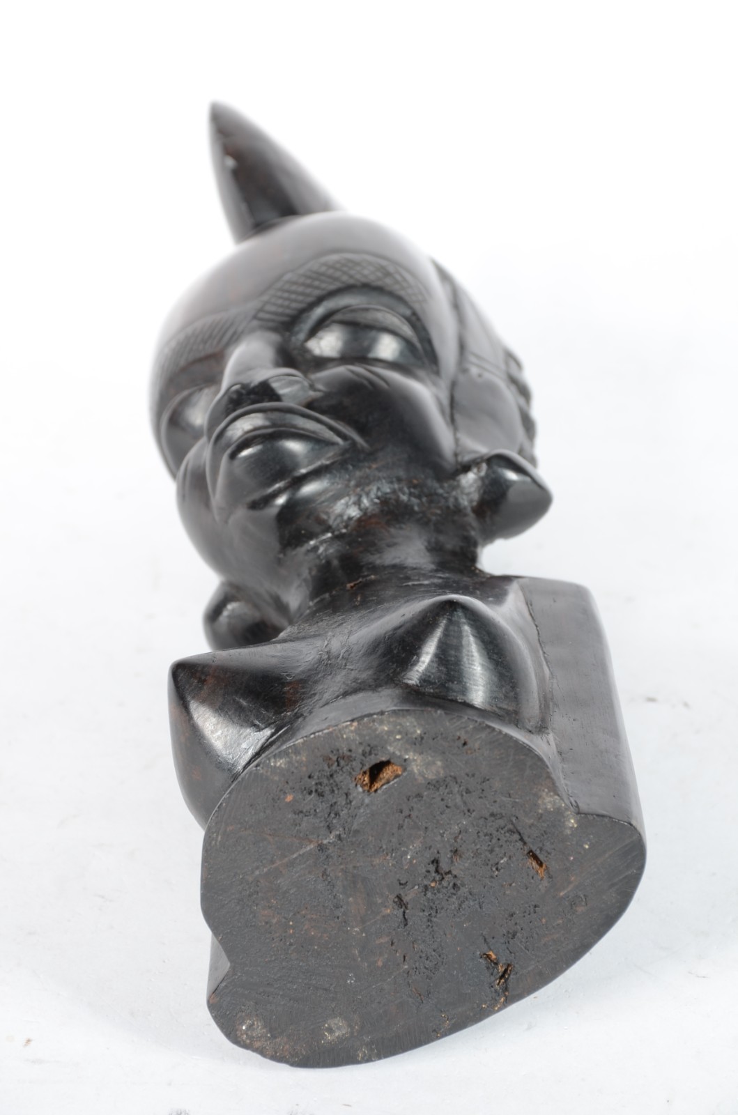 Escultura em ébano representando figura feminina africana. Restauro. - foto 6 de 7