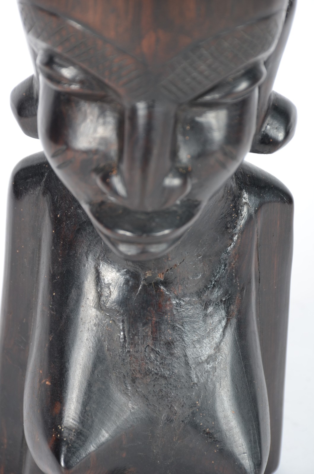 Escultura em ébano representando figura feminina africana. Restauro. - foto 7 de 7