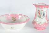 VILLEROY & BOCH,  - Gomil com bacia de faiança em tons de rosa.
