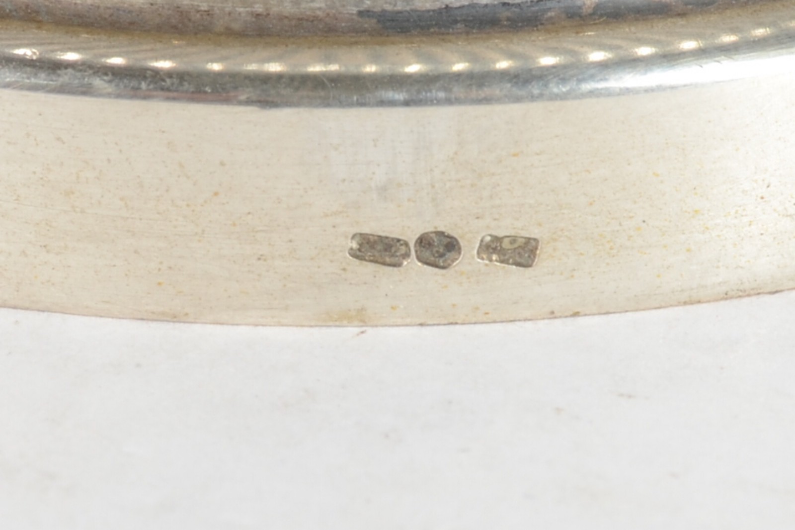 Jarra de prata contrastada, detalhes em gomos. Peso da prata: 410 g... - foto 5 de 5