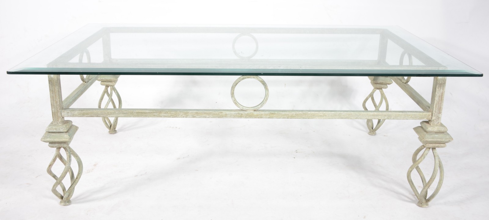 Mesa de centro com base de metal patinado e tampo de cristal bisotado. - foto 1 de 4