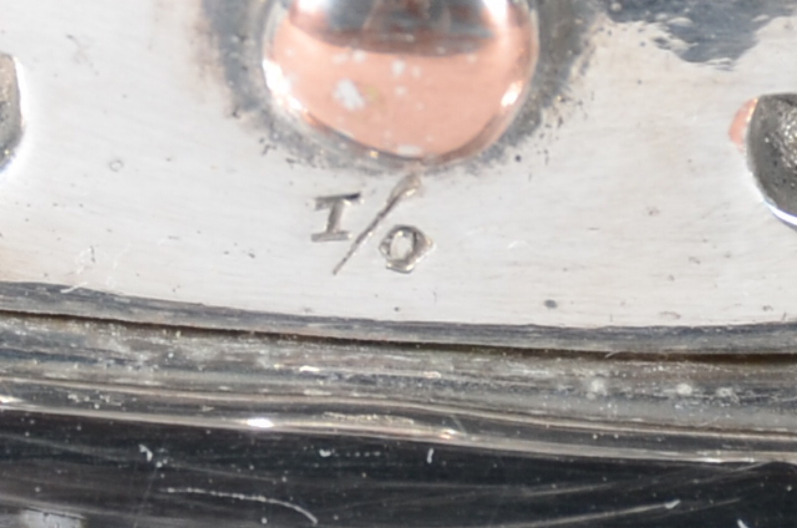 Tinteiro de metal prateado com dois recipientes para tinta. Figura... - foto 10 de 10