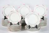 Limoges (1771),  - Aparelho de jantar de porcelana francesa Limoges, composto de: 36 pratos rasos (8 bicados), 5 pratos fundos, 11 pratos de sobremesa (dois bicados), so