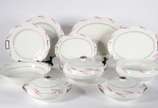 Limoges (1771),  - Aparelho de jantar de porcelana francesa Limoges, composto de: 36 pratos rasos (8 bicados), 5 pratos fundos, 11 pratos de sobremesa (dois bicados), so