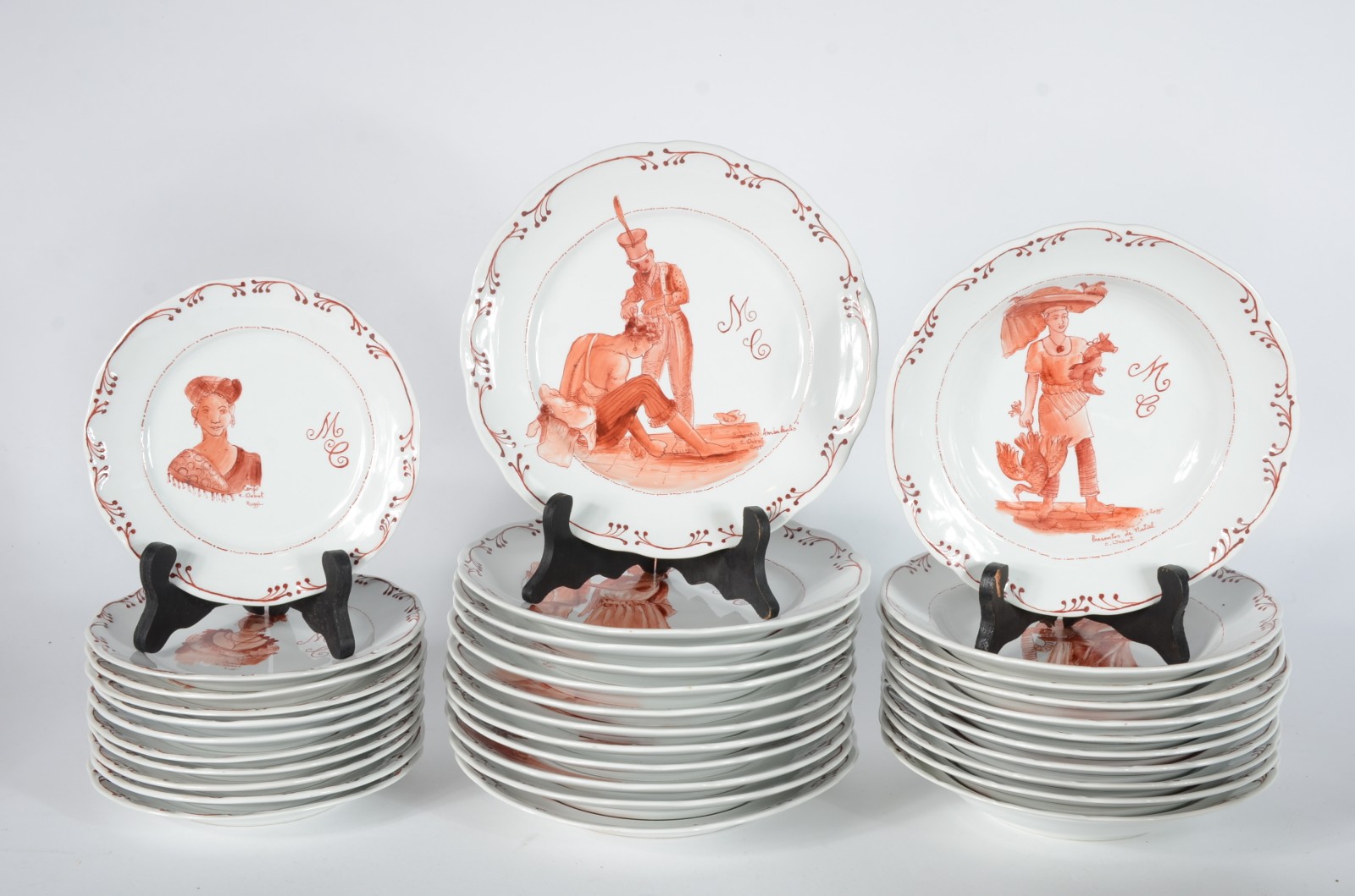Aparelho de jantar de porcelana pintada á mão, composto de: 12 pratos... - foto 2 de 9