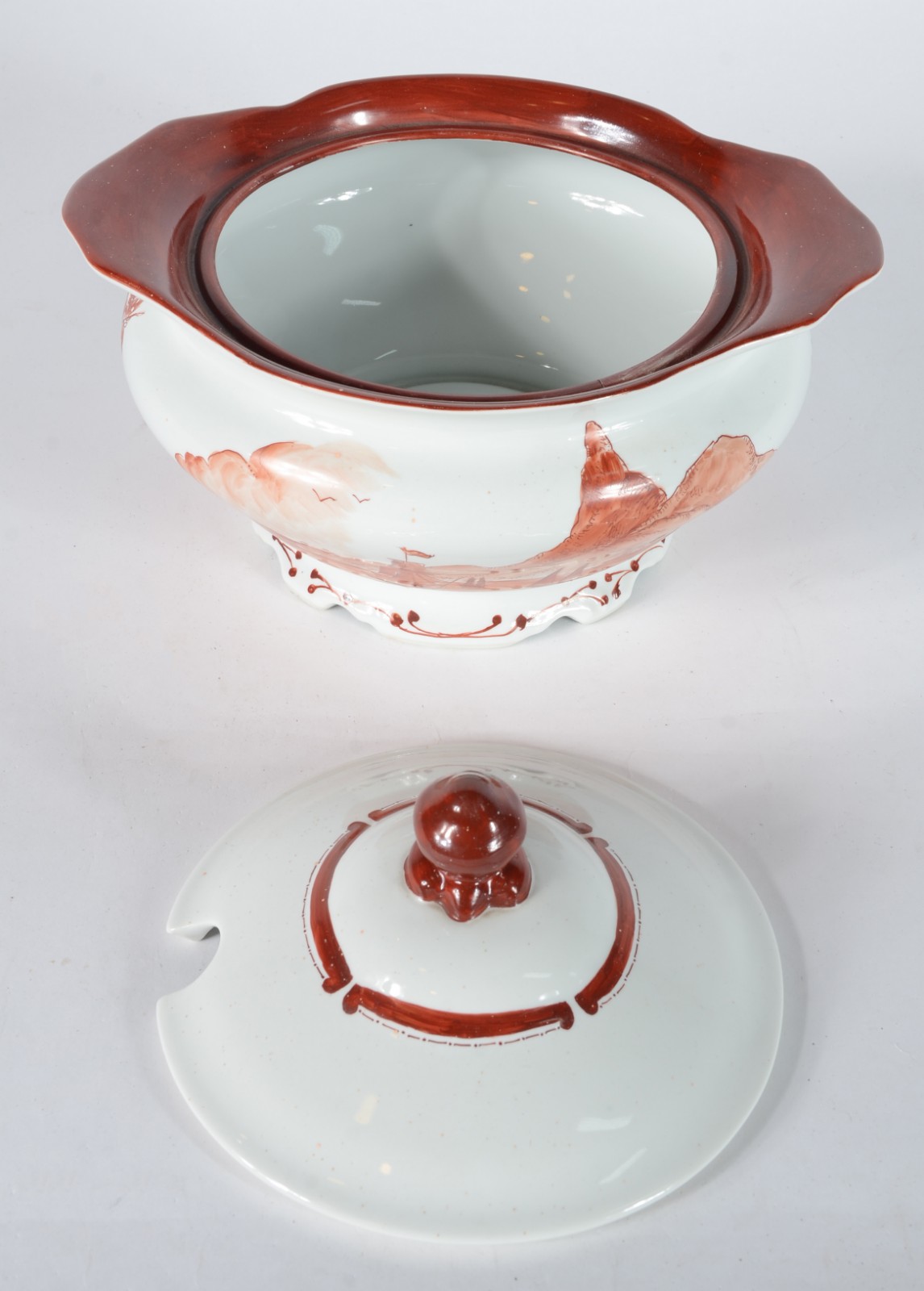 Aparelho de jantar de porcelana pintada á mão, composto de: 12 pratos... - foto 6 de 9