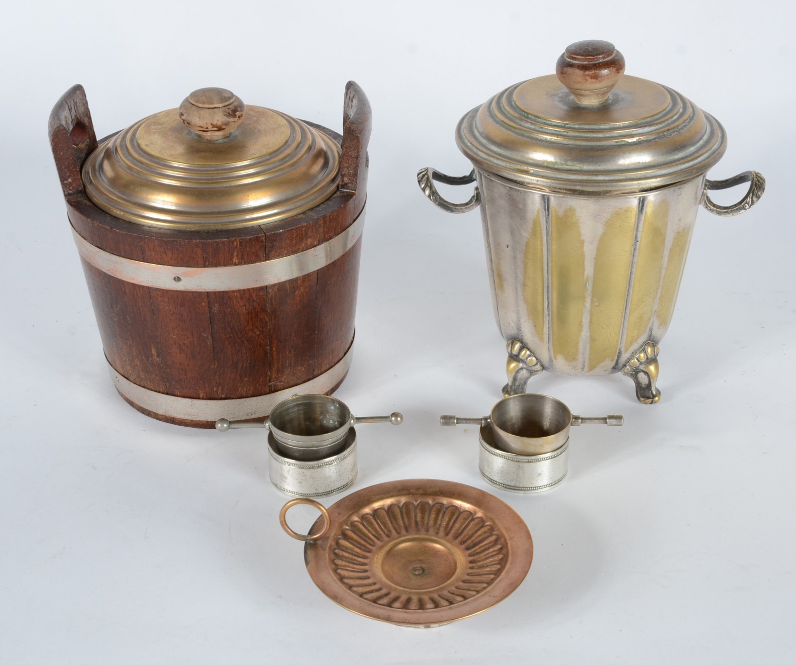 Diversas peças, sendo: medalhão e palmatória de cobre, 2 baldes para... - foto 2 de 3