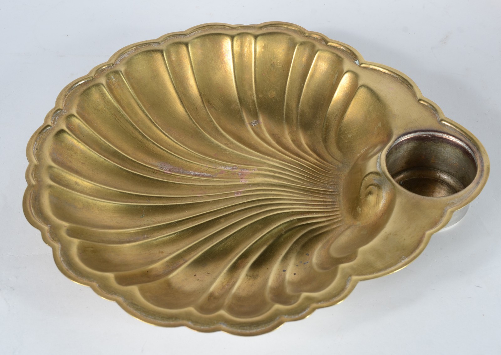 Diversas peças, sendo: medalhão e palmatória de cobre, 2 baldes para... - foto 3 de 3