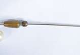 Alfinete para gravata de platina com perola.  (... - Alfinete para gravata de platina com perola.  (Por motivos de segurança a peça não se encontra na<br>loja).