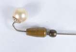 Alfinete para gravata de platina com perola.  (... - Alfinete para gravata de platina com perola.  (Por motivos de segurança a peça não se encontra na<br>loja).