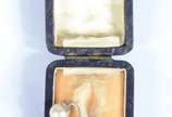 Alfinete para gravata de platina com perola.  (... - Alfinete para gravata de platina com perola.  (Por motivos de segurança a peça não se encontra na<br>loja).