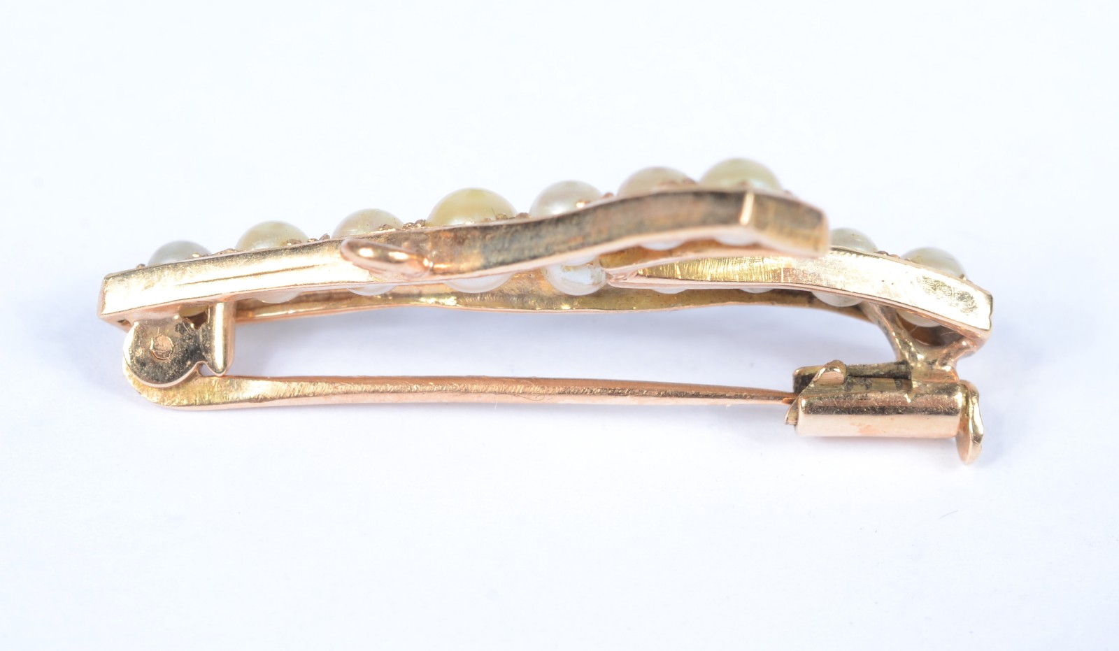 Broche de ouro baixo com micro perolas. (Por motivos de segurança a... - foto 2 de 3