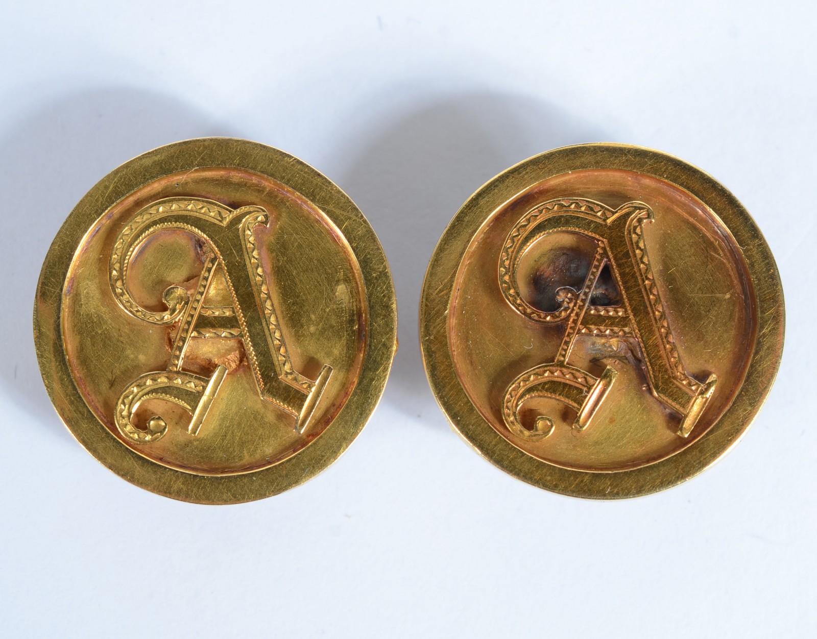 Par de abotoaduras de ouro 18 k., com letra "A". (Por motivos de... - foto 1 de 3