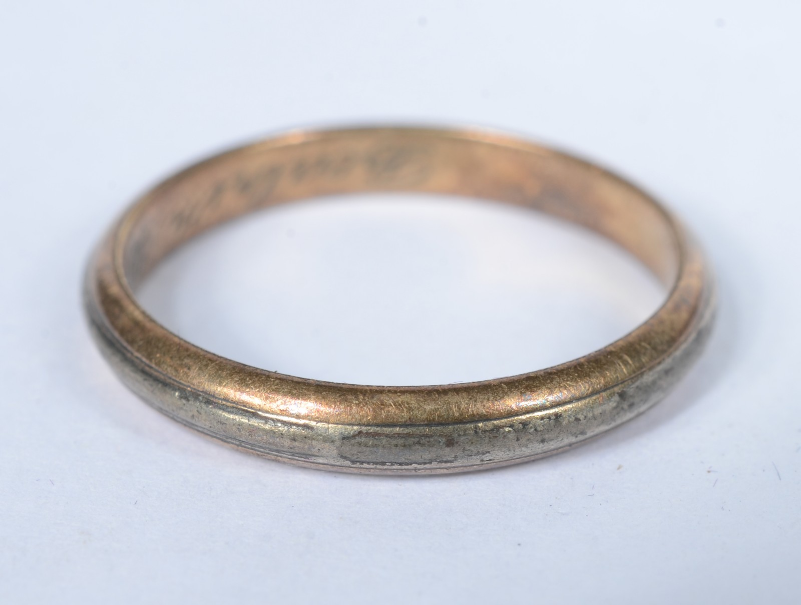 Aliança de ouro 18 k., com fio de prata. Aro 22. (Por motivos de... - foto 2 de 4