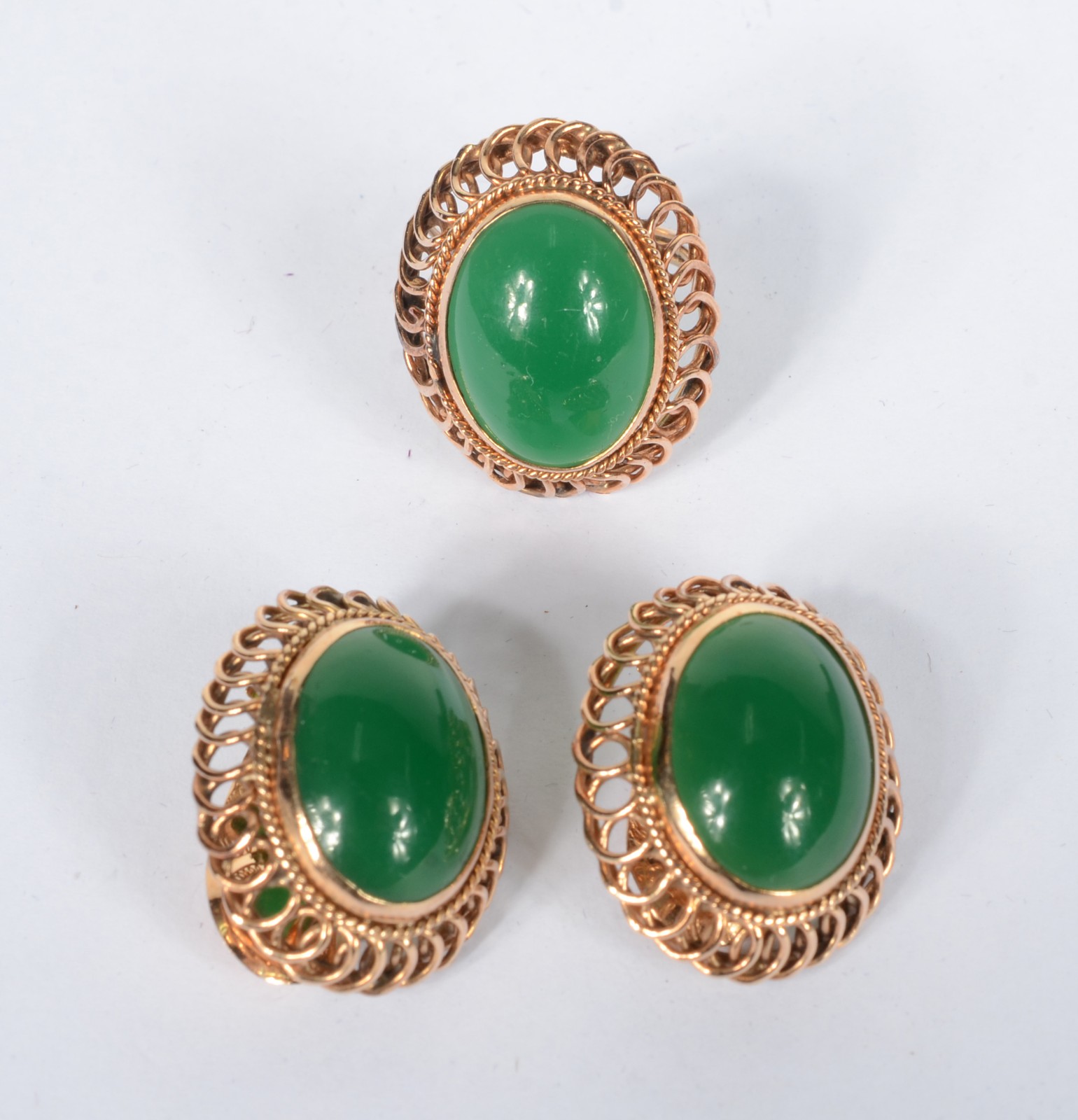 Conjunto par de brincos e anel em ouro baixo com pedras verdes., aro... - foto 1 de 6