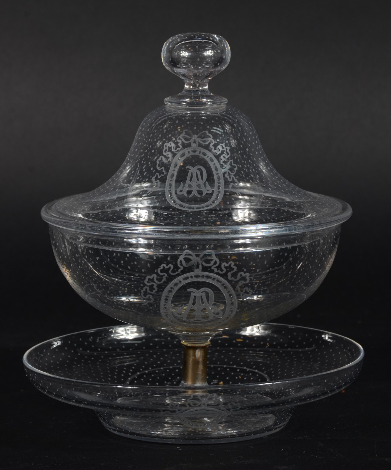 Compoteira de cristal monogramado, pé com anel de metal com... - foto 1 de 5